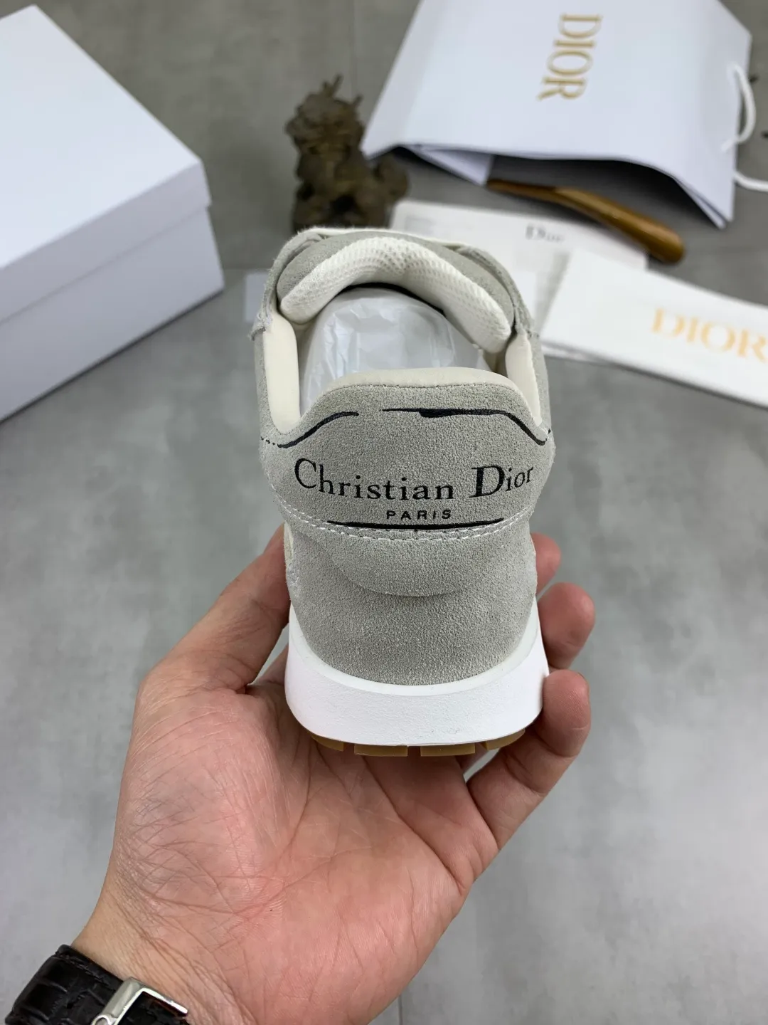 Men's men's shoes P520 new Dior Tech sneakers 2026 early spring series new products, with fashionable details, highlighting retro aesthetics. The light beige anti-suede cow leather upper is spliced ​​with apricot transparent mesh fabric on the side. The upper window edge is adhered with high-frequency flat ironing and back-pressure. It replicates the original craftsmanship, making it beautiful and comfortable without falling off. The interior is made of sheep lining of the same color, which is soft and comfortable. The heel and tongue are embellished with the Paris logo. The textured TPU soles with the same color logo. The high-end version is exquisitely packaged, adding a high-end style.  Code number: 35-46